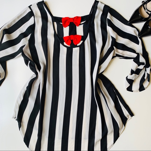 La Vie Tops - LA VIE 89’ Hi-Lo Stripped Black White Top 🖤❤️